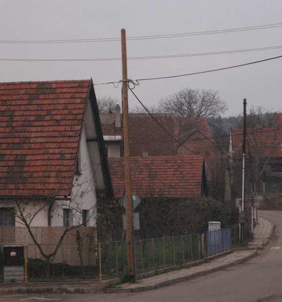 Sloup před výměnou Na začátku července proběhla na návsi výměna několika dřevěných