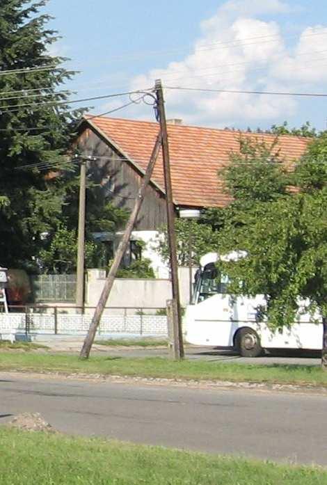 Bohužel za kabel umístěný Sloup po výměně na lampě zavadilo nákladní auto a celou