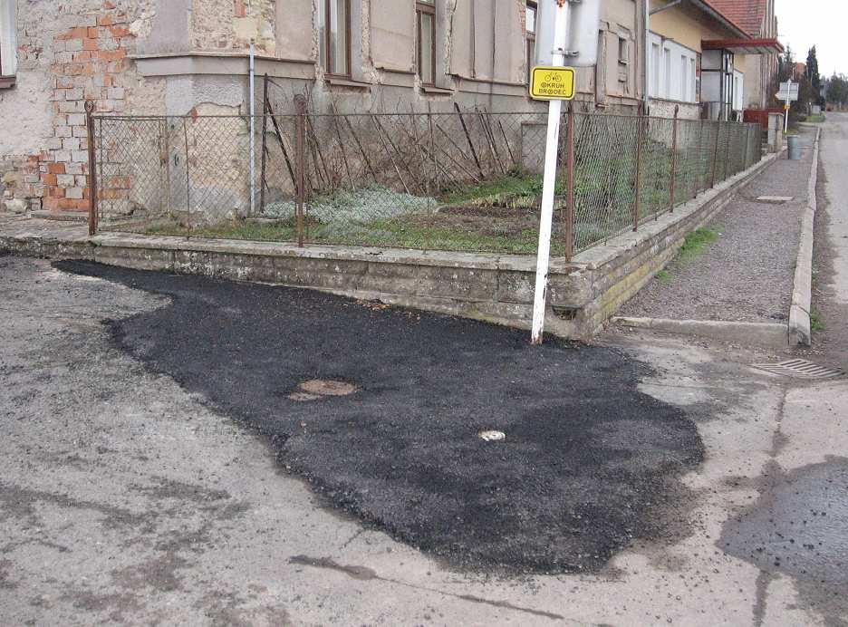 Při této výměně bylo nutné vybourat část asfaltu