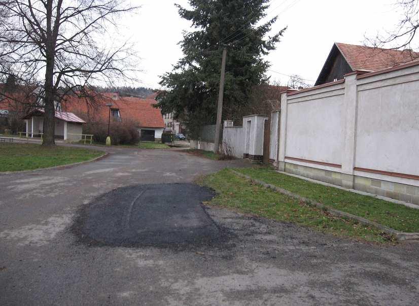 V roce 2007 se tento kus asfaltu již nestihl opravit.
