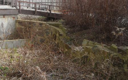 OSTATNÍ A DOKONČOVACÍ PRÁCE U zídky se uvažuje s ubouráním betonové hlavy