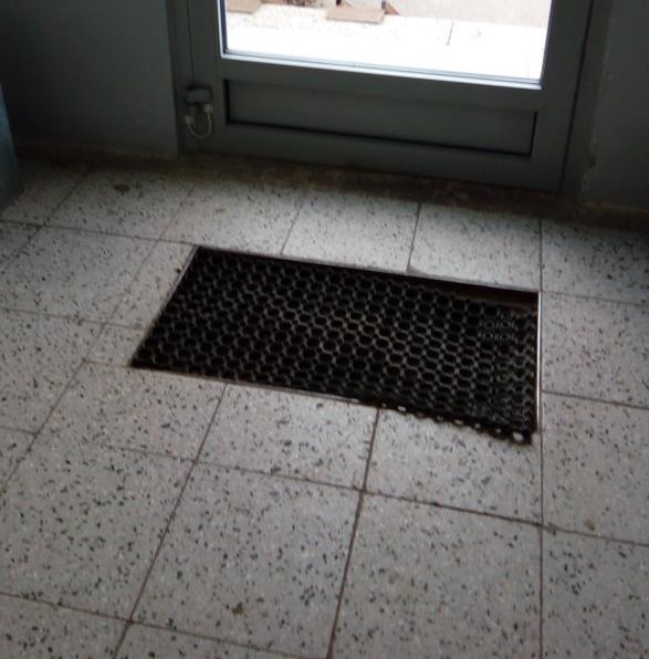 zrušeny. budou odstraněny a dlažba v chodbě vybourána.