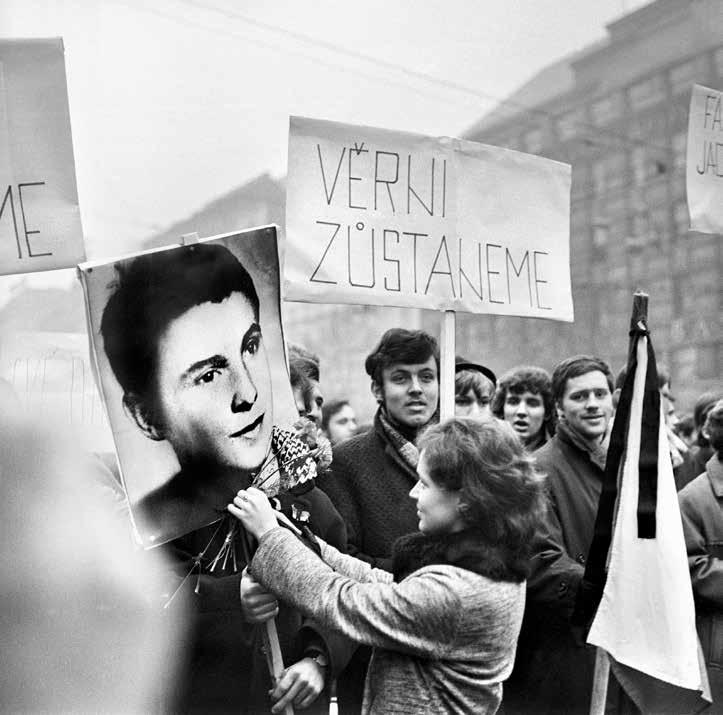 Čas nadějí v novinářské fotografii 213 Tato tichá demonstrace po Palachově smrti se konala v Praze.