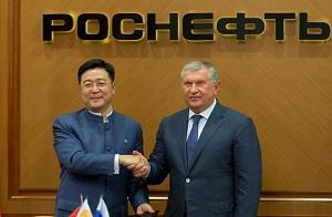 Rosněft se dohodl s CEFC, do Číny bude dodávat více ropy Ruská státní ropná společnost Rosněfť se dohodla s čínskou společností CEFC China Energy a oficiálně podepsaly smlouvu o zvýšení přímých