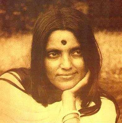 Anandamayi Ma Blažeností-Prostoupená Matka Nirmala Sundari Devi " Bohyně Nedotčené Krásy" Svatá Matka, pocházela z Bengálu. (30.duben 1896-27.