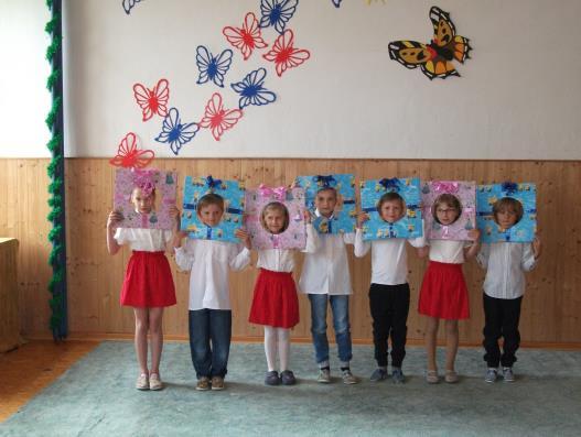 ročník Přestože venku řádila veliká bouřka, na naše vystoupení ke Dni matek přišlo hodně maminek. Na mě se přišli podívat maminka s taťkou a babička s dědou.