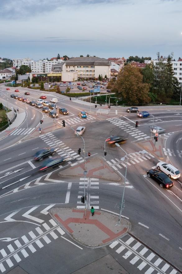 ŘEŠENÍ PRO MĚSTSKOU A MEZIMĚSTSKOU DOPRAVU Světelné signalizační zařízení Přestupkové systémy Veřejná doprava