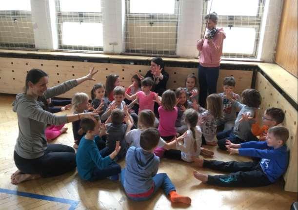 TANEC ŠKOLÁM - MRAVENCI Ve druhém pololetí jsme se účastnili hudebně pohybového projektu Tanec školám ve spolupráci s divadlem Ponec. Projekt Tanec školám dává dětem podněty, jak tvořivě vnímat svět.