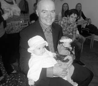 Rozsvítili jsme vánoãní stomek Dne 22. listopadu 2014 probûhlo v obci vítání obãánkû. Pan místostarosta obce s nov mi obãánky. Dne 9. prosince 2014 probûhl vánoãní koncert v kostele Sv.