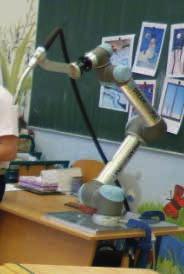 hořákem. Dětem pan Boščík vysvětlil základní rozdíly mezi běžnými průmyslovými roboty a novými kolaborativními roboty z hlediska bezpečnosti.