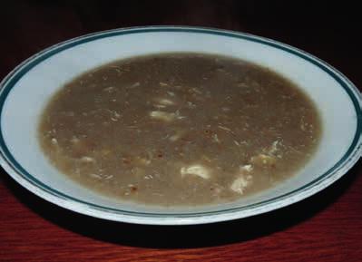 Polévka chlebová 44 dkg zbytků chleba 3 ½ l vody ½ l kyselé smetany 3 žloutky nebo celé vejce sůl, kmín, pažitka Nakrájený ve studené vodě namočený chléb přistavíme na plotnu a pozvolna