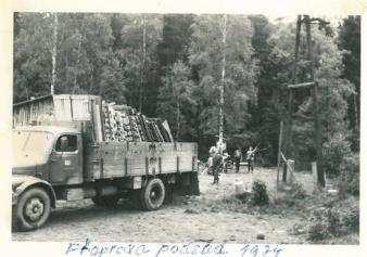 Od května probíhala příprava letního tábora najít tábořiště, obstarat všechna povolení atd 4. Zhotovit podsady stanů pro zhruba 60 účastníků. 5. Sestavit táborový program pro slunné i deštivé dny. 6. Zajistit dopravu materiálu a účastníků.