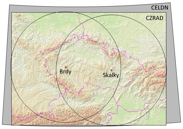 Obr. 3.1: Doména bleskové detekční sítě CELDN (šedá plocha) a radarové sítě CZRAD, kde kruhy znázorňují maximální dosahy radarů, jejichž poloha je vyznačena křížkem. Zdroj: H.