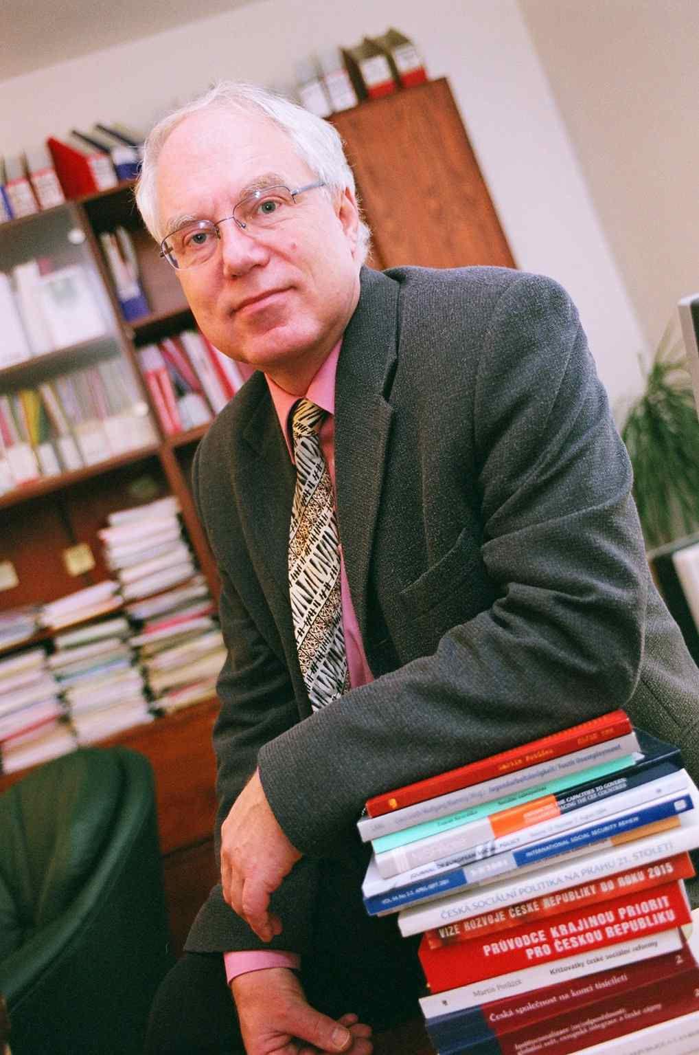 Úvodní slovo vedoucího pracoviště Vážení přátelé dobré budoucnosti, posláním Centra pro sociální a ekonomické strategie při Fakultě sociálních věd Univerzity Karlovy od samotného jeho založení v roce
