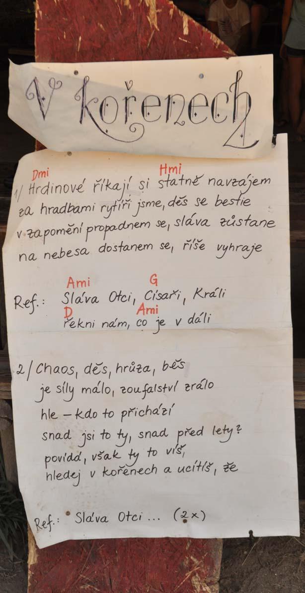 Táborová hymna V kořenech hudba a text: Petr Novák Hrdinové říkají statně navzájem za hradbami rytíři jsme, děs se bestie v zapomnění propadnem se, sláva zůstane na nebesa dostanem se, říše vyhraje