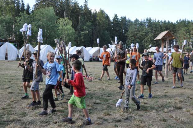 Ve zvířecí říši zemřel Vlk, spravedlivý vládce. Zvířata se rozhodnou, že si budou vládnout sama. Zpočátku se jim daří, ale pak vzniknou sváry a hádky a hrozí, že vypukne válka.
