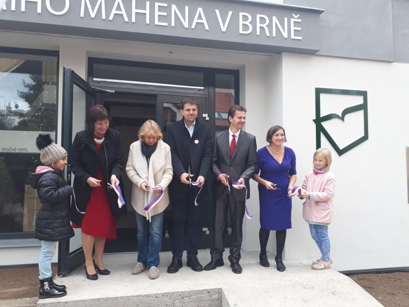 Ze slavnostního otevření pobočky v Husovicích 3. 10. 2018 za přítomnosti Mgr. Martina Malečka, starosty MČ Brno-Sever a Ing. Libuše Nivnické, ředitelky Knihovny Jiřího Mahena v Brně.