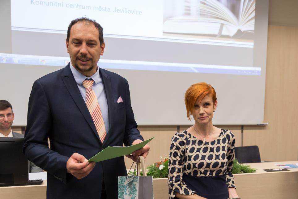 V soutěžní kategorii 1 001 až 3 000 obyvatel Městské knihovně Jevišovice, okres Znojmo Vedoucí knihovny: Zdenka Komůrková Metodička: Mgr. Jana Sikorová Zřizovatel: Město Jevišovice Starosta: Mgr.