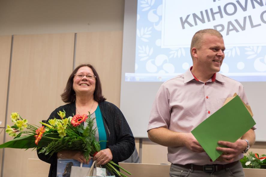 Zleva: Mgr. Dana Růžičková, knihovnice, Petr Hasil, místostarosta města Velké Pavlovice Kategorie 5 001 až 10 000 obyvatel Městská knihovna Mikulov Ředitelka: Mgr.