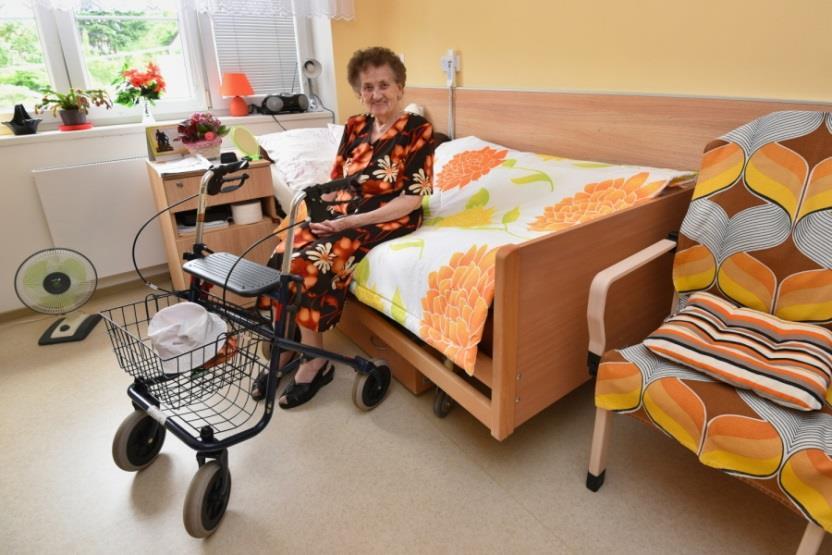 Po přestřižení pásky následoval přípitek šampaňským.