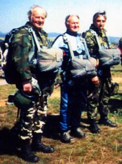 STÁLE JEŠTĚ NA PADÁCÍCH aneb zrození skvělé party Začalo to pozváním od kolegů z KVV Bratislava na otevřené mezinárodní mistrovství Slovenska veteránů v seskoku padákem na přesnost přistání
