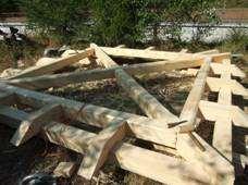 5. Příprava stavebního dřeva a krovu V průběhu září bylo opracováno stavební dřevo pro obnovu krovu, které bylo na