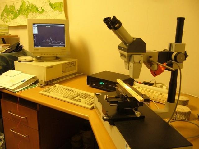 Obr. 4: Dendrochronologická laboratoř (www.vulhm.cz) 3.1.4 Standardní chronologie Termínem standartní chronologie rozumíme dlouhou, až velmi dlouhou letokruhovou řadu.