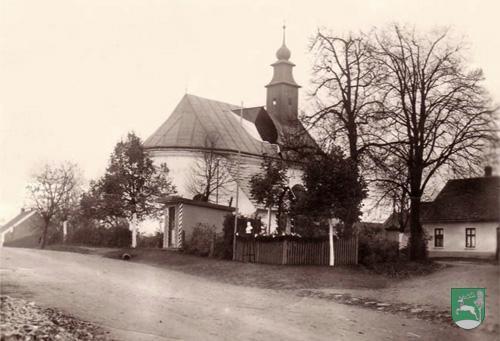 Kostel je jednolodní stavba, s plochým stropem, půlkruhovým závěrem s přístavkem obdélné sakristie. Okna kostela jsou zaklenuta půlkruhově. Hlavní průčelí je členěno na nárožích pilíři.