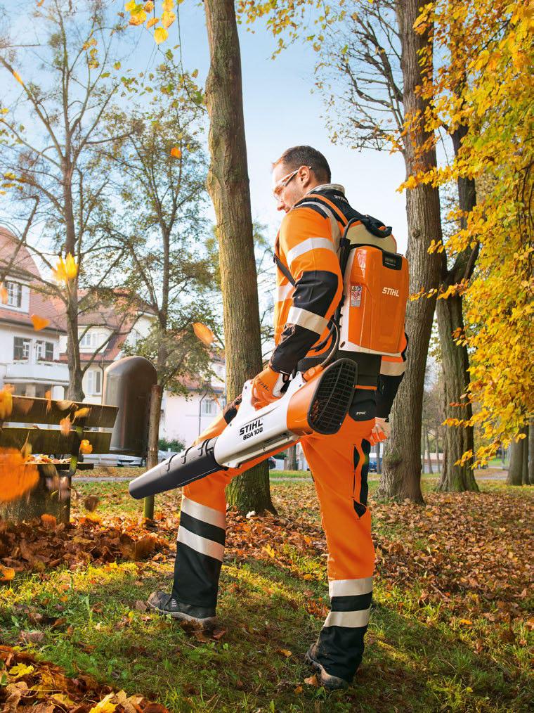 Kulatá hubice, měkká rukojeť, tři výkonové stupně s doplňkovou funkcí Boost, třístupňové nastavení délky foukací trubky, závěsné oko pro opěrný