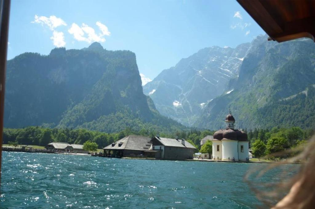 Druhý Den jsme jeli po jezeru Königssee a vystoupili z lodě u kostela svatého Bartoloměje. Za kostelem je vidět hora Watzmann.
