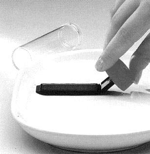 Mikrobiologie potravin praktická cvičení II. 2.1.5. Metoda seškrabu Účinnější než stěrová metoda je metoda seškrabu, která se používá např. při hodnocení povrchové kontaminace drůbeže.