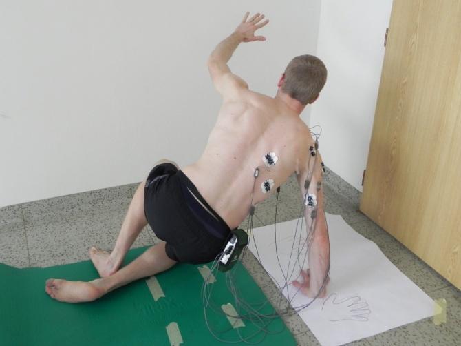 5 Korigované nastavení aker Nastavení korigované opory o akra horních končetin během vzpěrných cvičení respektovalo funkční anatomii a kineziologii.