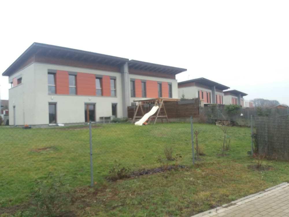 909 je zděná a je součástí dvojdomu, byla