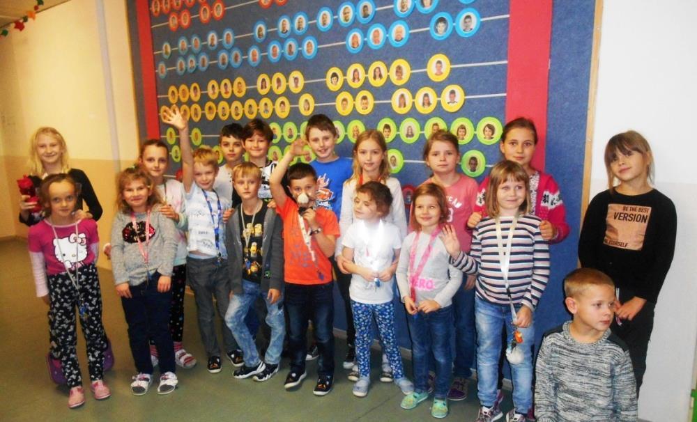 Vlajkování a družinové tablo 2018 Ve školní družině na pracovišti Slovákova děti v listopadu tvořily družinovou vlajku a tablo.