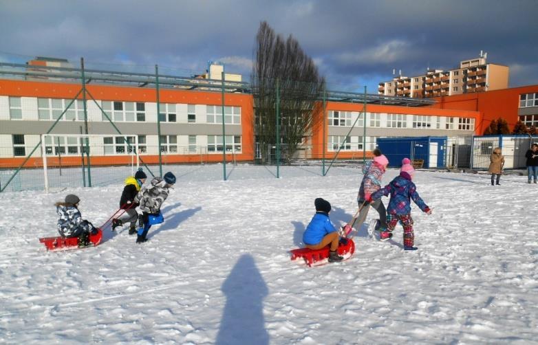 7. ročník závodů psích spřežení V pátek 11. ledna 2019 se v areálu ZŠ Slovákova konal již 7. ročník závodů psích spřežení. I letos jsme v družině rychle využili několika dnů, kdy areál hřiště ZŠ Slovákova pokryla vrstva sněhu a v pátek 11.