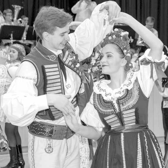 10 KULTURA NA SLOVÁCKU Krojový ples uvede českou besedu PLESOVÁ TRADICE V Babicích se představí nejvíc tanečních kol v historii BABICE Sláva krojových plesů rok od roku narůstá na síle.