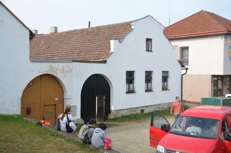 Během školního roku 2017/2018 byly do péče našeho domova přijaty 3 děti a 3 děti odešly. Kapacita zařízení je naplněna.