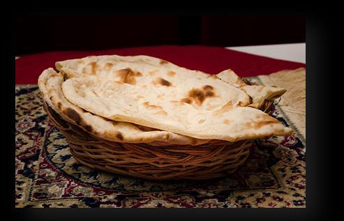 bramborami Keema Parantha (1 ks) (1, 7) 95 Kč Placka Parantha plněná kořeněným mletým jehněčím masem Butter Naan (1 ks) (1, 7) 40 Kč Placka z bílé mouky pečená v indické peci Tandoor, potřená