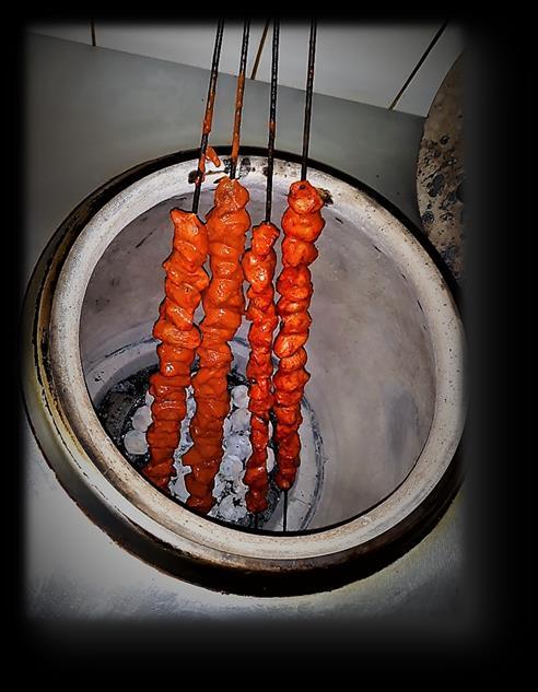 napíchnuté na železné jehle a grilované v peci Tandoor Lamb Seekh Kebab (220 g) (7) 200 Kč Mleté jehněčí maso s indickým kořením, kmínem, lístky