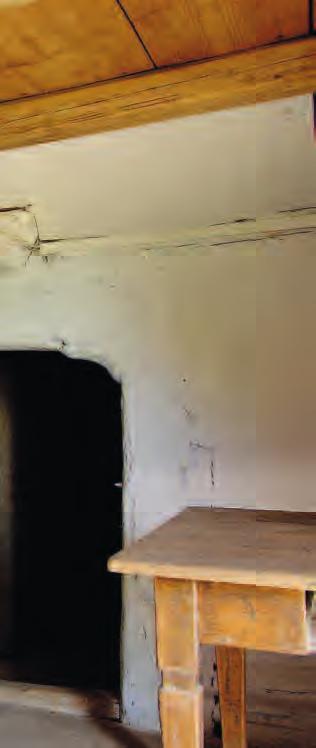 století Pohled ze síně na sedlové portály