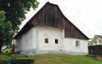 Přitom vzácně zachovaná historická fotografie ukazuje, že podobně starobyle a vesnicky vyhlížela na začátku 20. století většina domů v ulici.