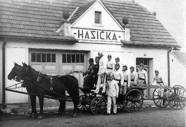 Činní členové sboru v roce 1938. V srpnu roku 1942 se sbor zúčastnil na třech okrskových cvičeních (Žďár, Vavřinec, Sloup) a na všech byl hodnocen na prvním místě.