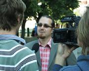 Přestože to už v roce 2003 slíbil tehdejší primátor Pavel Bém, dodnes slouží nábřeží mezi Karlovým mostem a Národním divadlem jako průtah pro 25 tisíc aut denně.