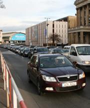 Cena každé z nich dosahuje desítek miliard, přivedly by do obytných čtvrtí další desítky tisíc aut a zhyzdily by město dalšími dálničními křižovatkami. K oběma stavbám jsme podali odborné připomínky.