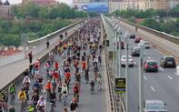 Deštivá cyklojízda do Bicyklu s obnovenou tradicí vynášení Mo(to)rany (30 lidí) duben / Velká jarní cyklojízda s rekordní účastí na zahajovací večírek kampaně Do práce na kole v klubu Meet Factory (5