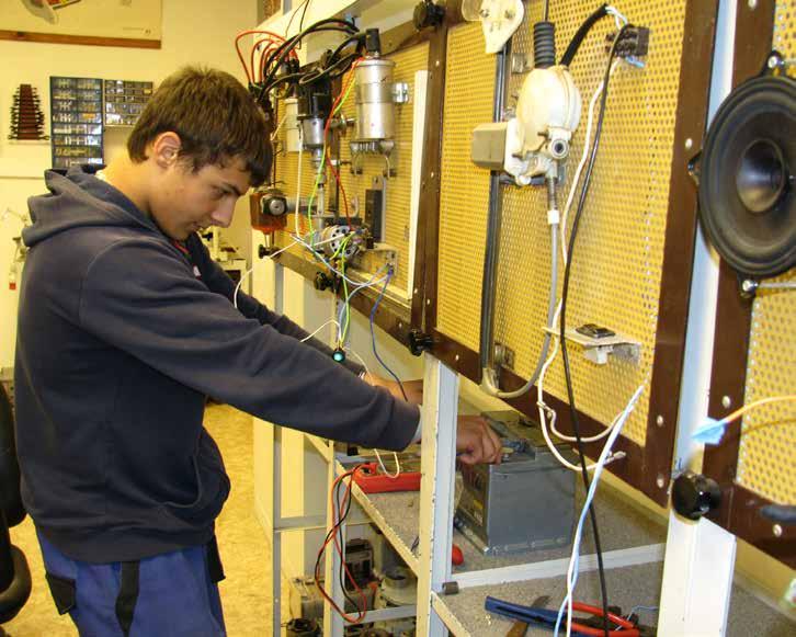 AUTOELEKTRIKÁŘ 26-57-H/01 Výuka je zaměřena na teoretickou i praktickou přípravu pro údržbu, seřizování a opravy elektrického a elektronického příslušenství silničních motorových vozidel.