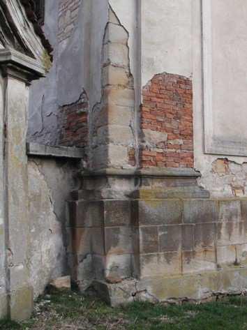 Stěny západního průčelí dosahují ve své širší části tl. 1620 mm a v užší části je tl. 1120 mm. Stěny sakristie přistavěné k objektu po dokončení stavby tvoří stěny o síle 900 mm. 3.5.