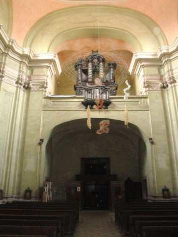 Obr. 12: Pohled na klenby vstupu a nad kruchtou Obr. 13: Luneta nad dveřmi ke schodišti 3.5.2. Křtící kaple Kaple čtvercového půdorysu, která slouží k obřadům křtin, je zaklenuta tzv.