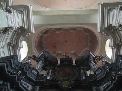 Stropní konstrukce presbytáře je stejná jako v lodi, avšak zde je navíc štukové zrcadlo (obr. 15).