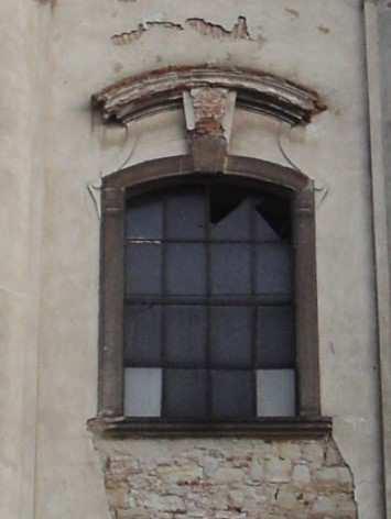 3.9. Výplně otvorů Okna V kostele se vyskytuje celkem třináct oken. Dvě okna jsou zasazena do západního průčelí ve střední ose nad vchodovými dveřmi.